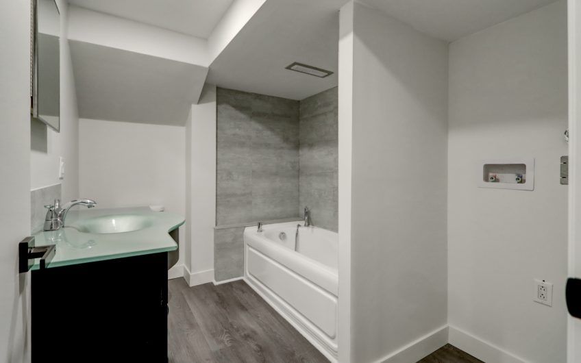 STE ADELE ; maison avec bachelor